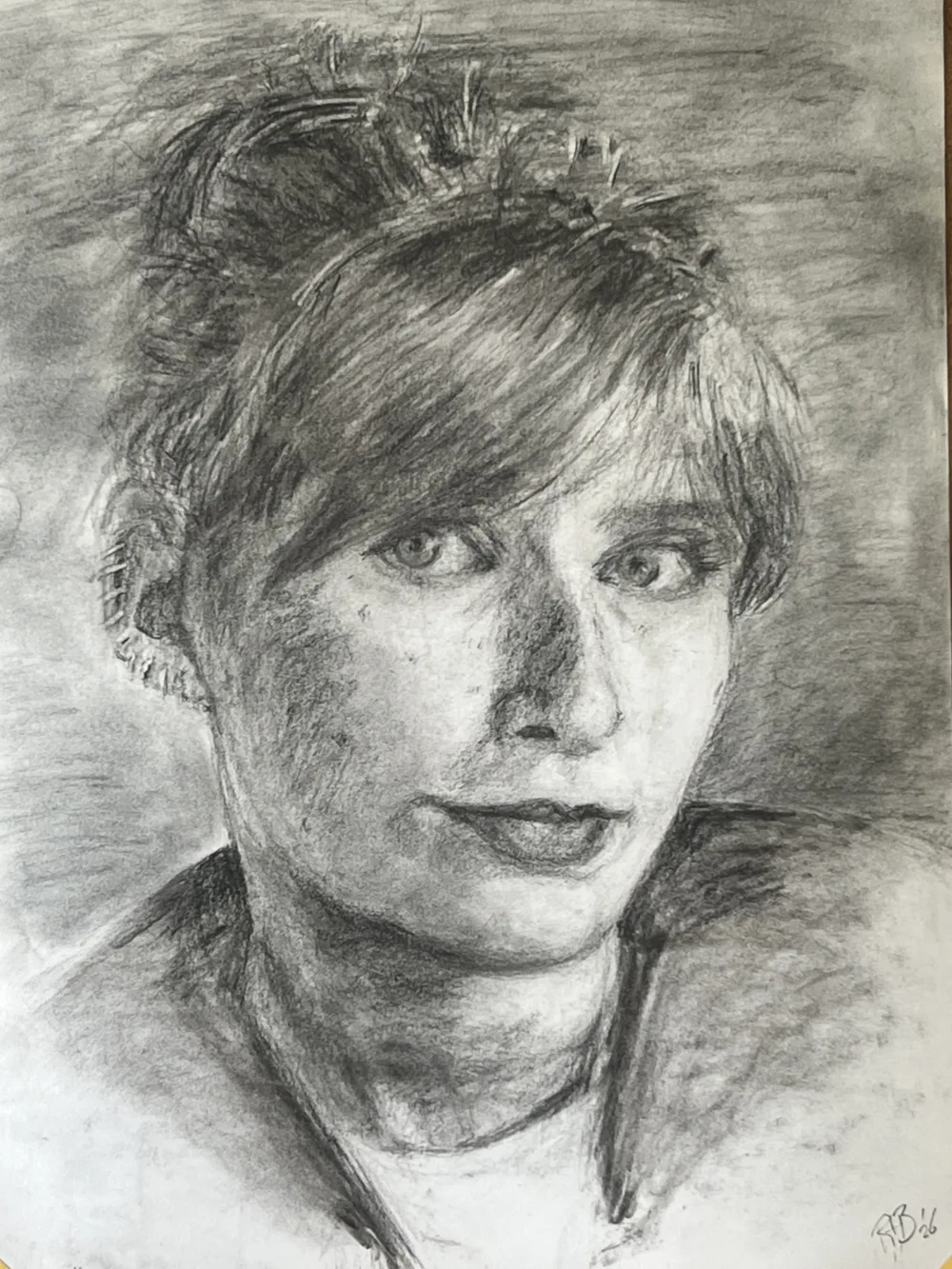 Portret in houtskool van een jonge vrouw met halflang haar.
