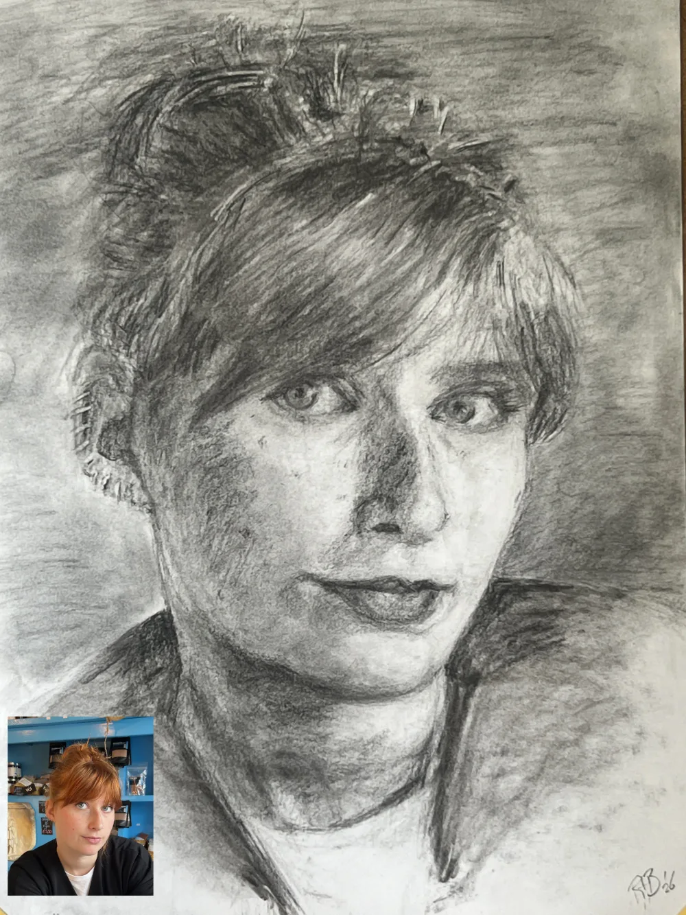 Portret in houtskool van een jonge vrouw, met de fotoreferentie linksonder.
