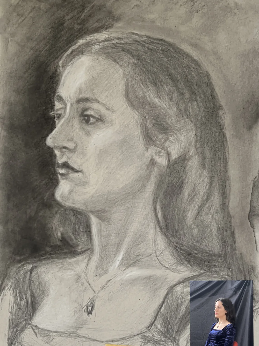 Portret in houtskool van een vrouw met opgestoken haar, met de fotoreferentie in de hoek.