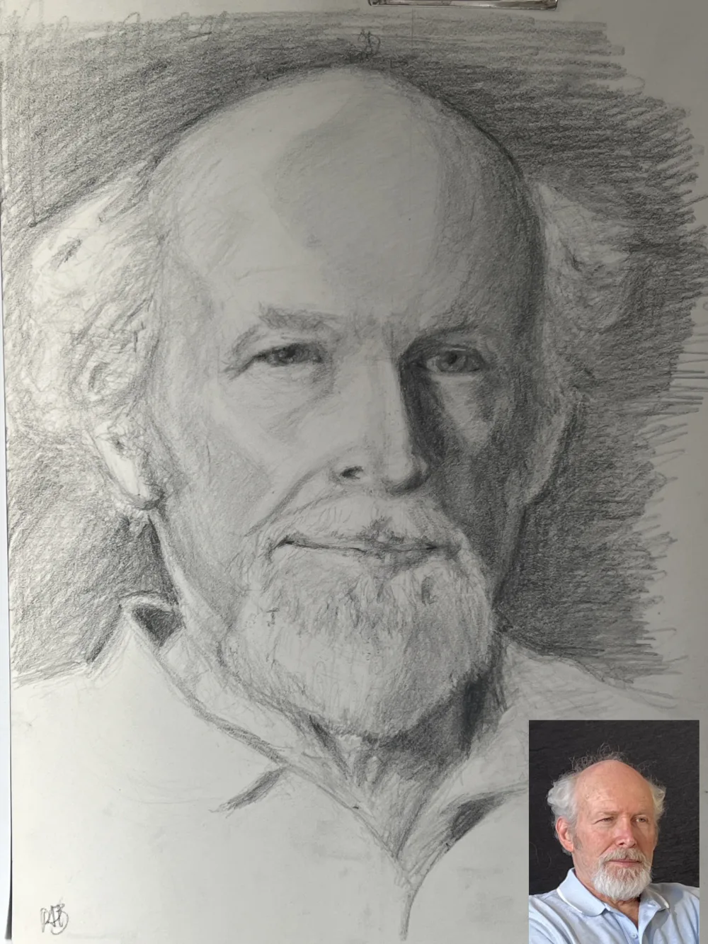 Portret in potlood van een oudere man met baard, met de fotoreferentie in de hoek.